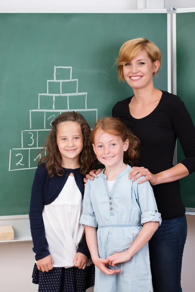 Duas meninas com seu professor — Fotografia de Stock