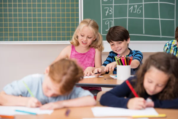 Menino e menina trabalhando na classe — Fotografia de Stock