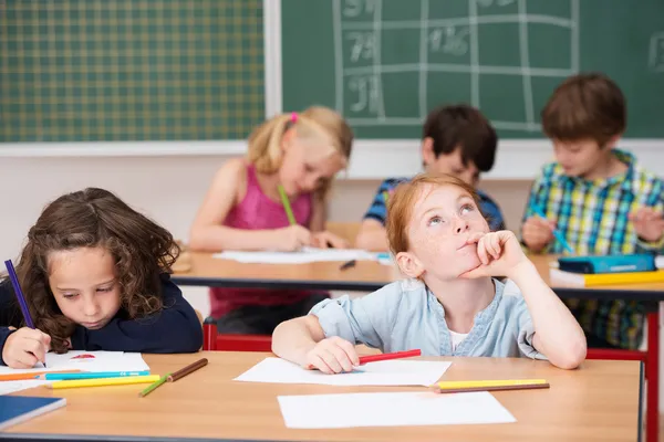 Flickan sitter tänkande i klass — Stockfoto