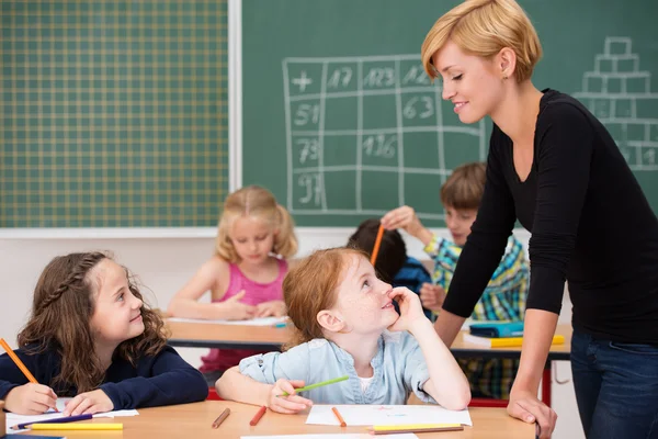 Professor explicando algo para duas meninas — Fotografia de Stock