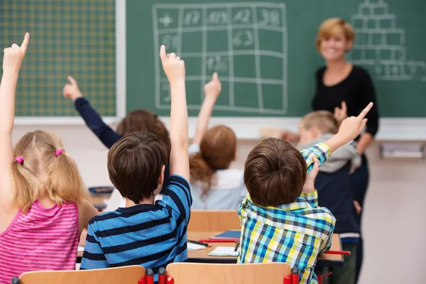 Intelligente groep schoolkinderen — Stockfoto