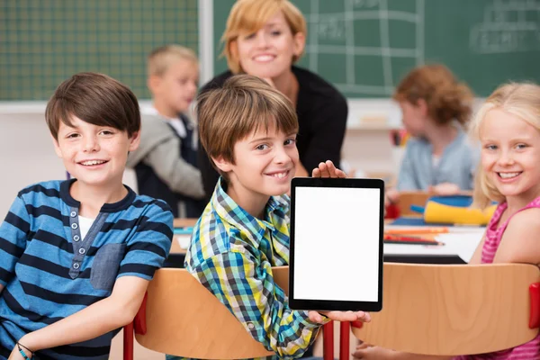 Jongen presenteren lege tablet in klasse — Stockfoto