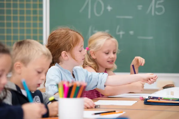 Meninas na escola trabalhando em projeto de classe — Fotografia de Stock