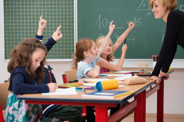 Intelligent klass av unga pojkar och flickor — Stockfoto