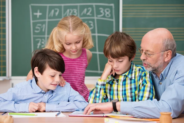 Los escolares en clase con su maestro — Foto de Stock