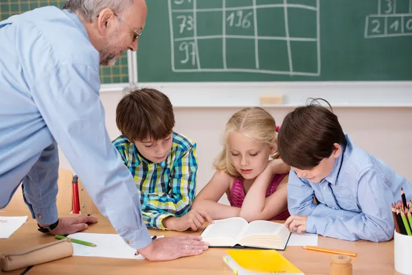 Drei kleine Kinder lernen in der Klasse — Stockfoto