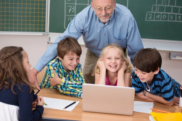 Glücklich junges Mädchen in der Klasse — Stockfoto