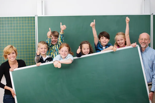 Mutlu genç okul çocukları tezahürat — Stok fotoğraf