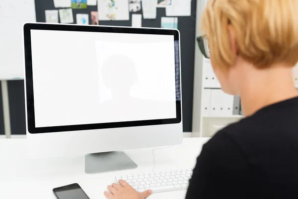 Empresaria trabajando en monitor de computadora en blanco —  Fotos de Stock