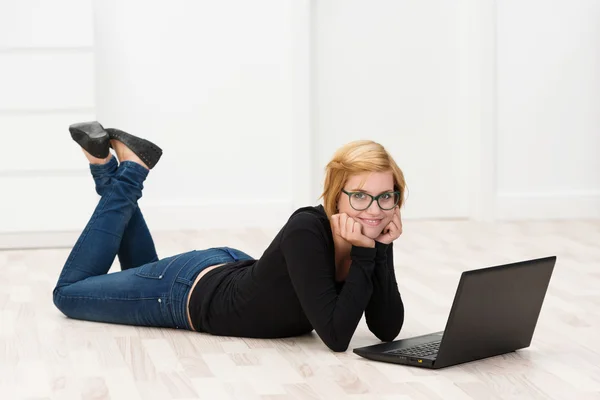 Attractive woman working on floor — Stock Photo, Image