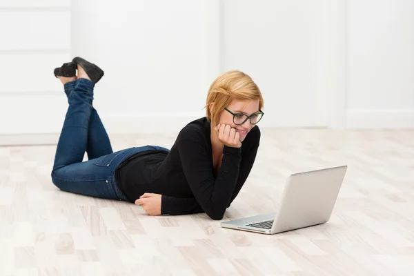 Attractive woman working on floor — Stock Photo, Image