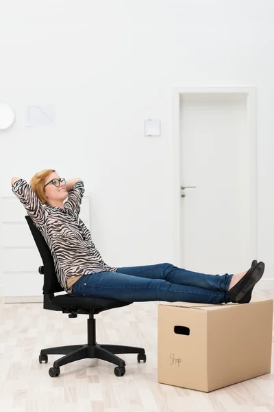 Mulher relaxante em nova casa — Fotografia de Stock