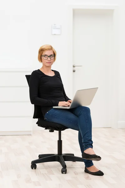 Junge Geschäftsfrau verliert sich in Gedanken — Stockfoto