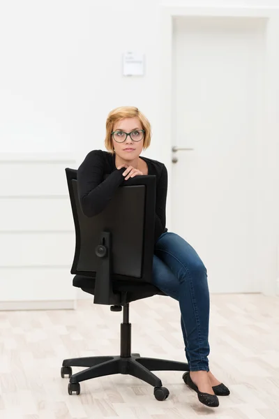 Mujer de negocios serio sentado pensando — Foto de Stock