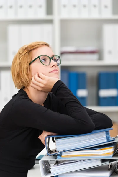 Niedergeschlagene Geschäftsfrau denkt nach — Stockfoto