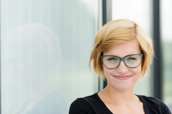 Giovane donna dal sorriso raggiante — Foto Stock