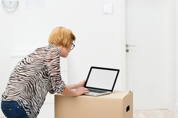 Jonge vrouw aan het werk in nieuwe huis — Stockfoto