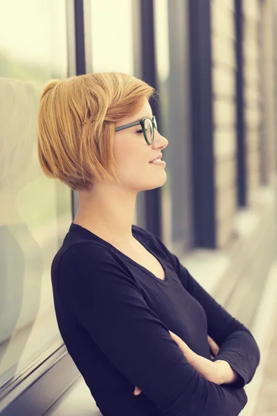 Mujer de negocios de pie tomando un descanso — Foto de Stock