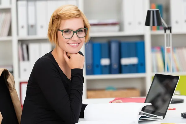 Junge Geschäftsfrau erledigt Papierkram — Stockfoto