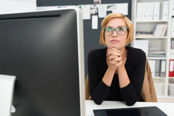 Geschäftsfrau sitzt beim Denken und Planen — Stockfoto