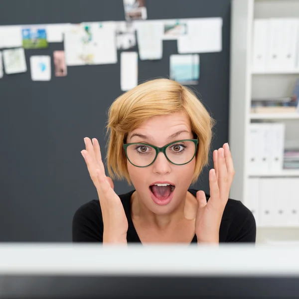 Zakenvrouw reageren in verrassing — Stockfoto