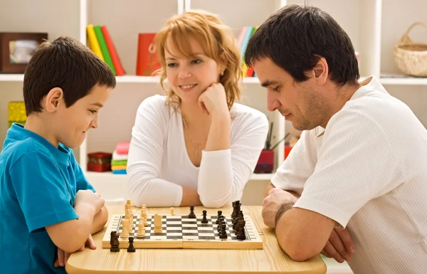 Famiglia che gioca a scacchi — Foto Stock