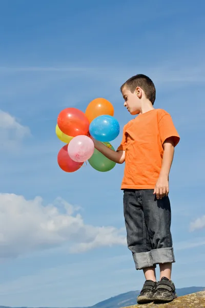 Хлопчик з повітряними кулями — стокове фото