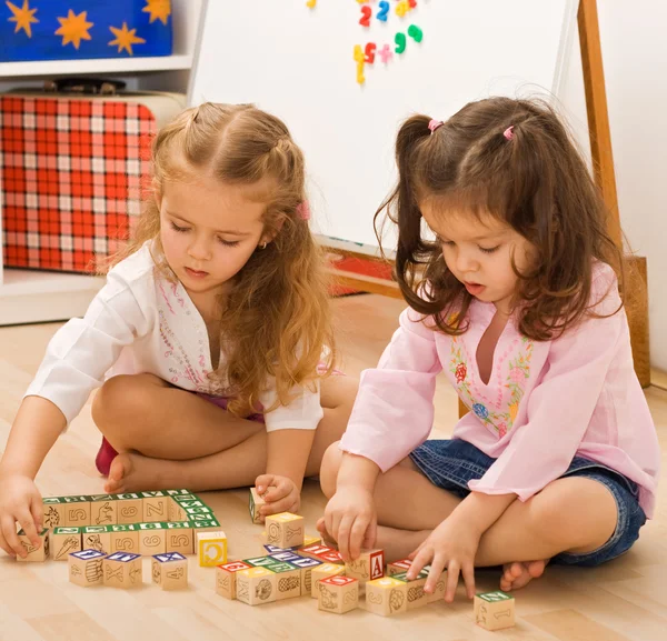 Girls playing with blocks — Stock Photo, Image