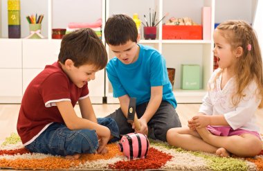 bir servet ile oynayan çocuklar