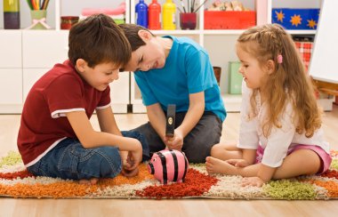 bir servet ile oynayan çocuklar