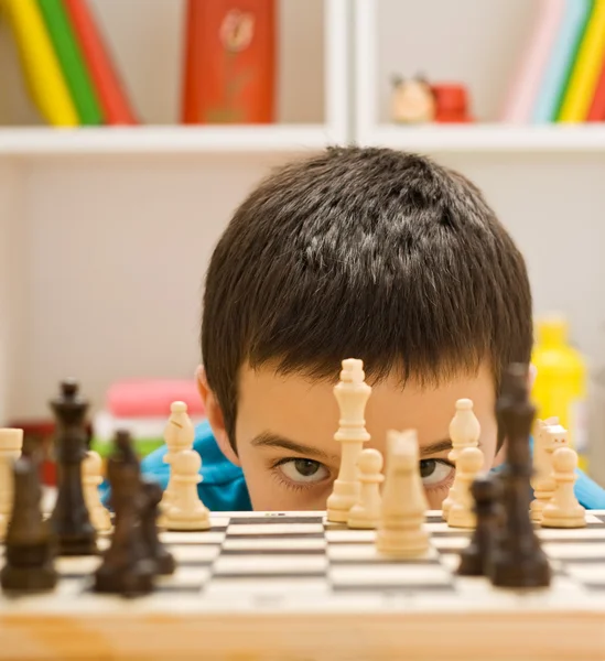 Хлопчик гри в шахи — стокове фото
