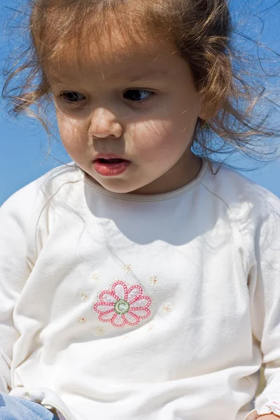 Menina olhando para baixo — Fotografia de Stock