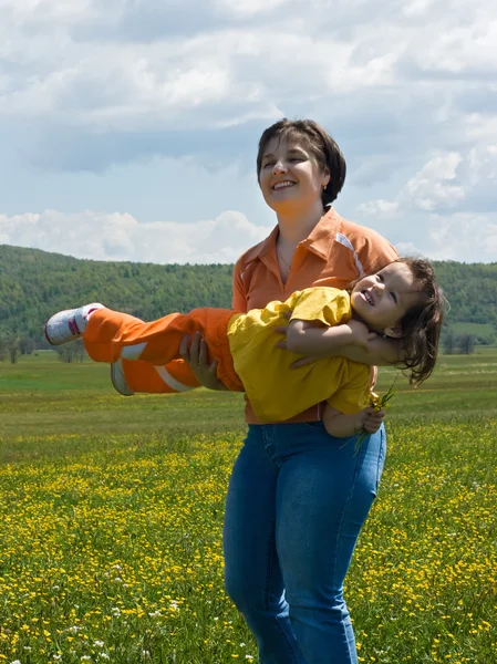 Madre e hija jugando afuera — Foto de Stock