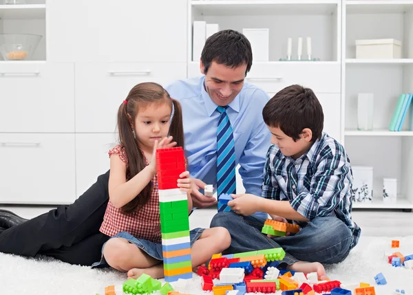 Vader met zijn kinderen — Stockfoto