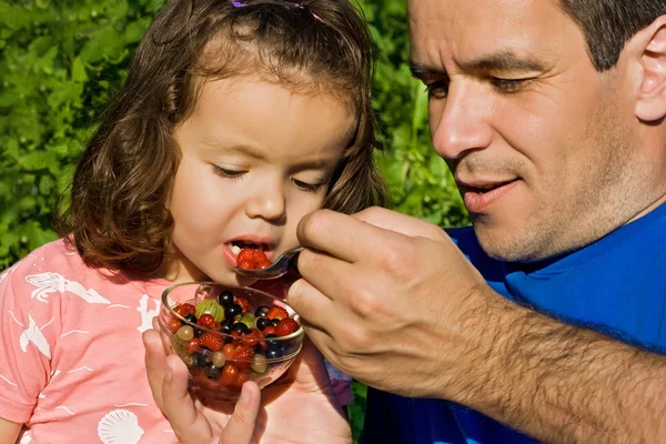 Klein meisje eten vruchten — Stockfoto