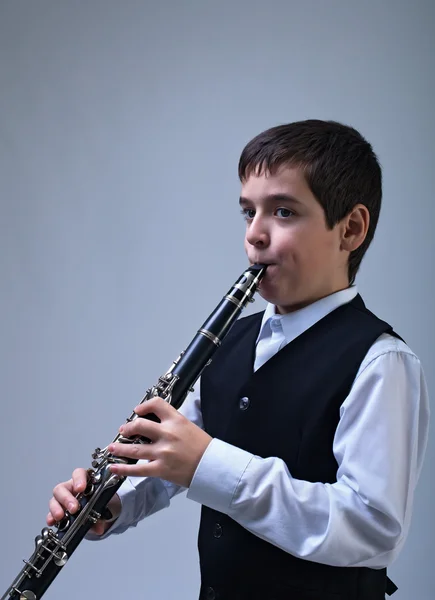 Menino tocando no clarinete — Fotografia de Stock
