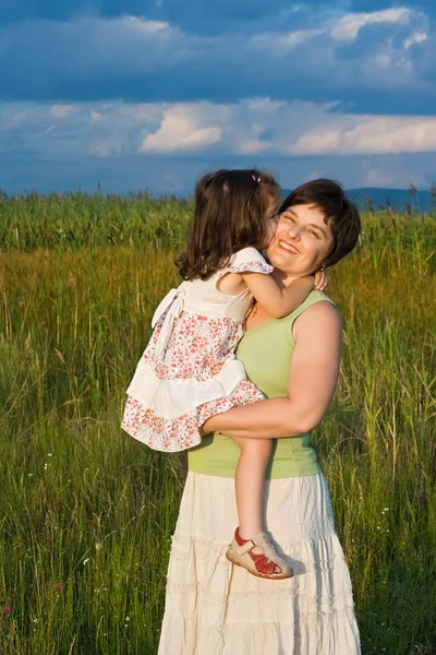 Holčička a její matka, pobyt venku — Stock fotografie