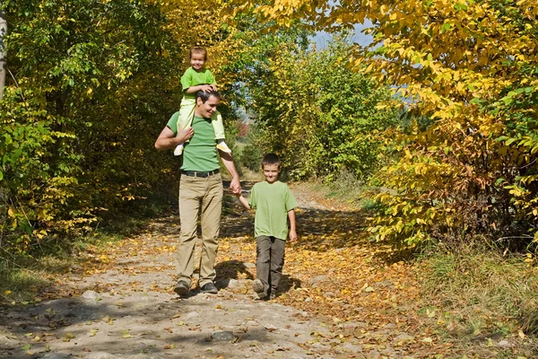 Heureuse famille marchant sur le chemin — Photo