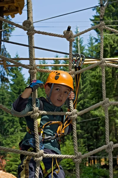 Băiat fericit în parcul de aventuri — Fotografie, imagine de stoc