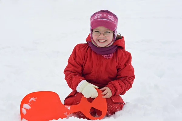 雪の中で休んでの女の子 — ストック写真