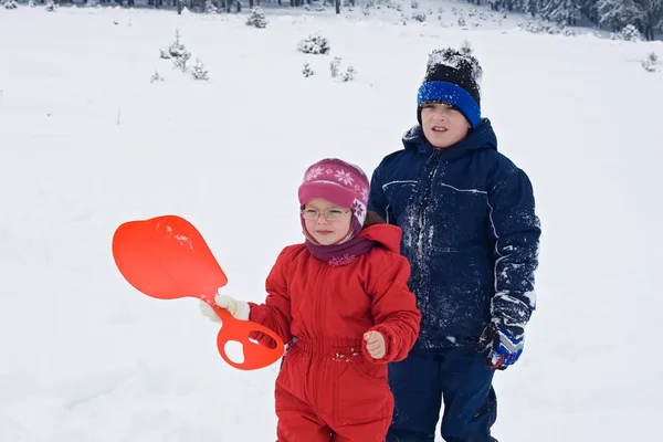 雪の中でご滞在の子供 — ストック写真