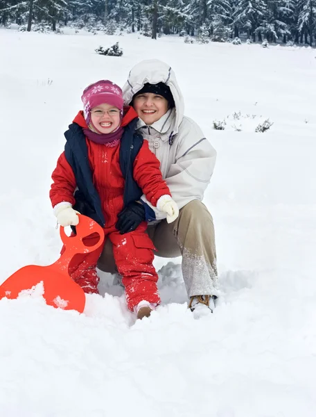 Mujer feliz con su hija en invierno Fotos de stock libres de derechos