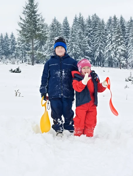 雪の中でご滞在の子供 — ストック写真