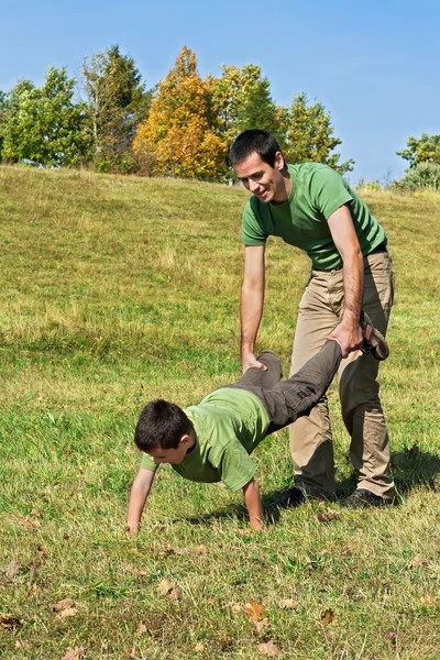 Otec a syn si hrají venku — Stock fotografie