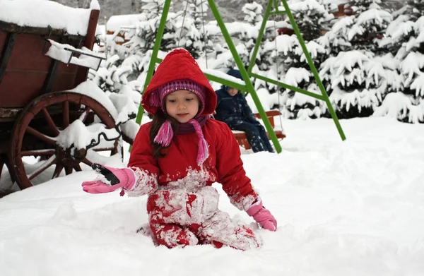雪の中で遊んでいる少女は — ストック写真