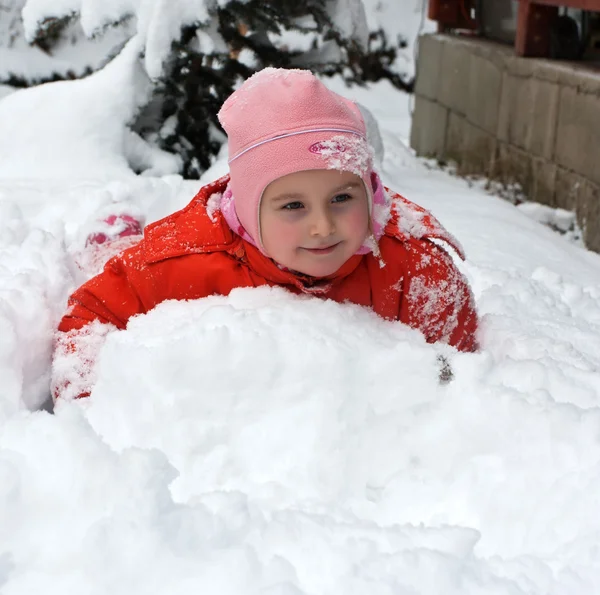 雪の中の少女 — ストック写真