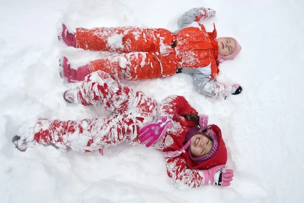 雪の中で二人の少女 — ストック写真