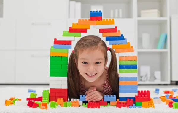 Маленька дівчинка грає з блоками — стокове фото