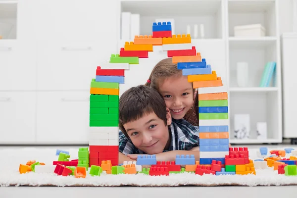 Niños jugando con bloques — Foto de Stock