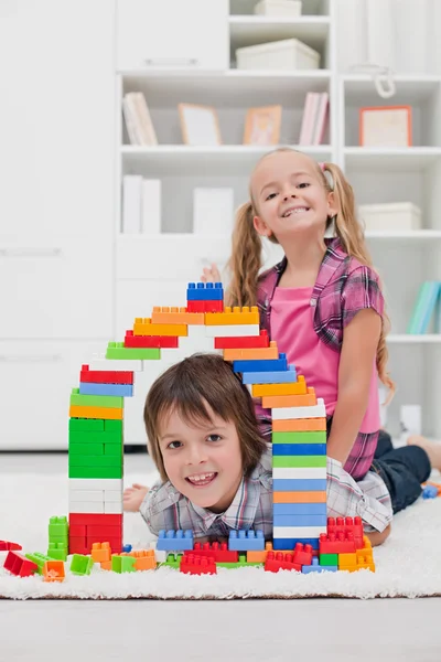 Bambini che giocano con i blocchi Foto Stock Royalty Free